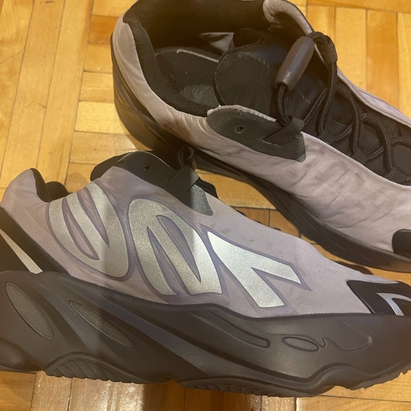 Yeezy  kids Boost 700 MNVN - Picture 8 of 11